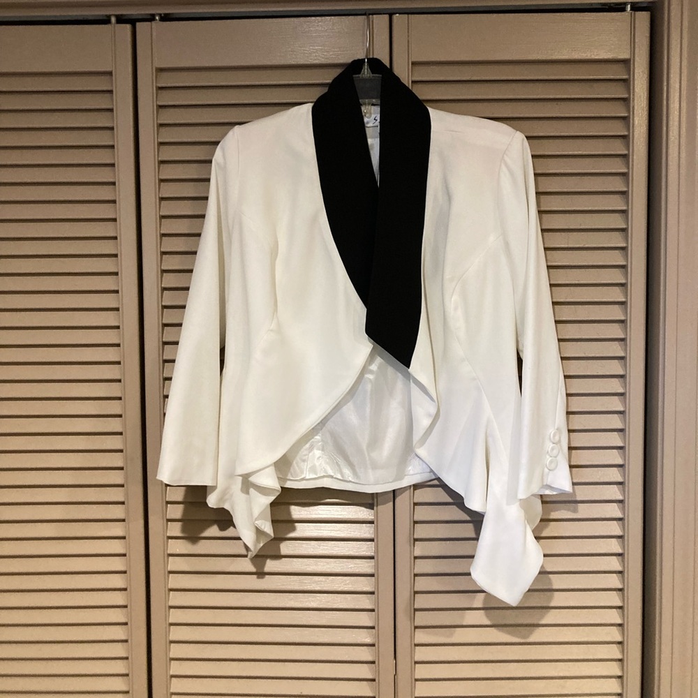 Cute jacket never worn still has an extra button attached.